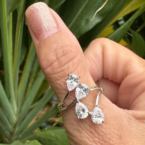 R28. Elegant Swarovski Crystal Teardrop Bypass Silver Ring - Size 8.75 - Picture 1 of 4